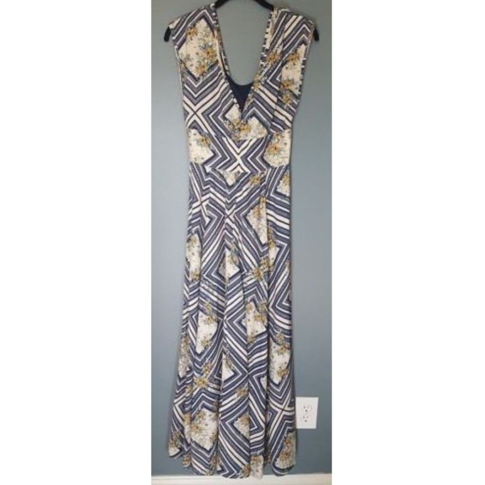 Eshakti Sleeveless Floral Dress Front Pockets - Picture 2 of 6